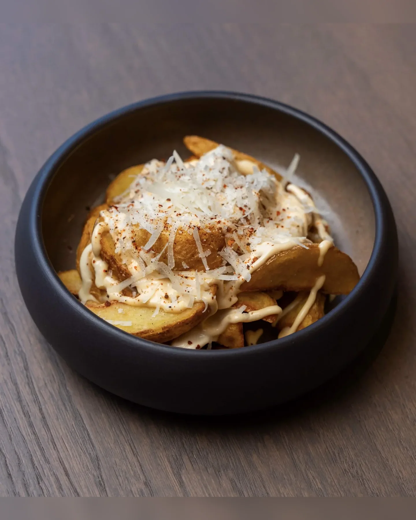 Cartofi fri felii cu sos cheddar