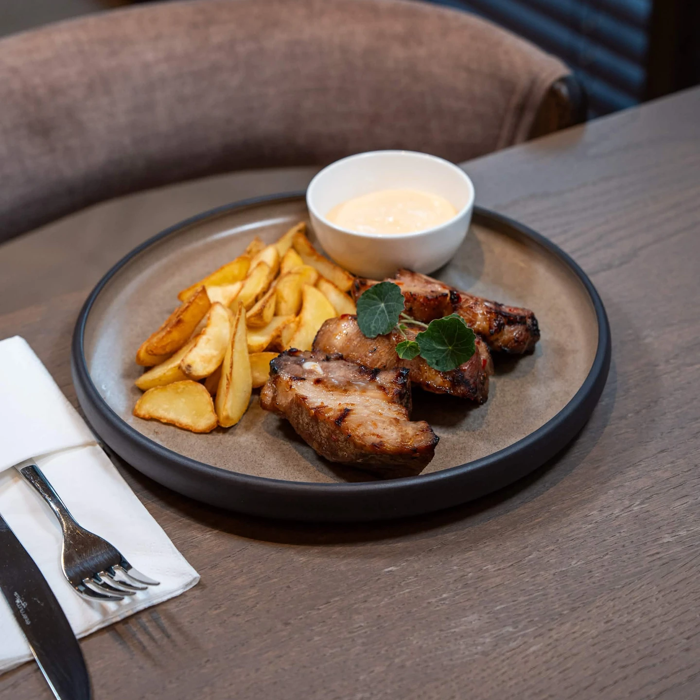 Costițe de porc BBQ cu cartofi fri felii și sos cheddar