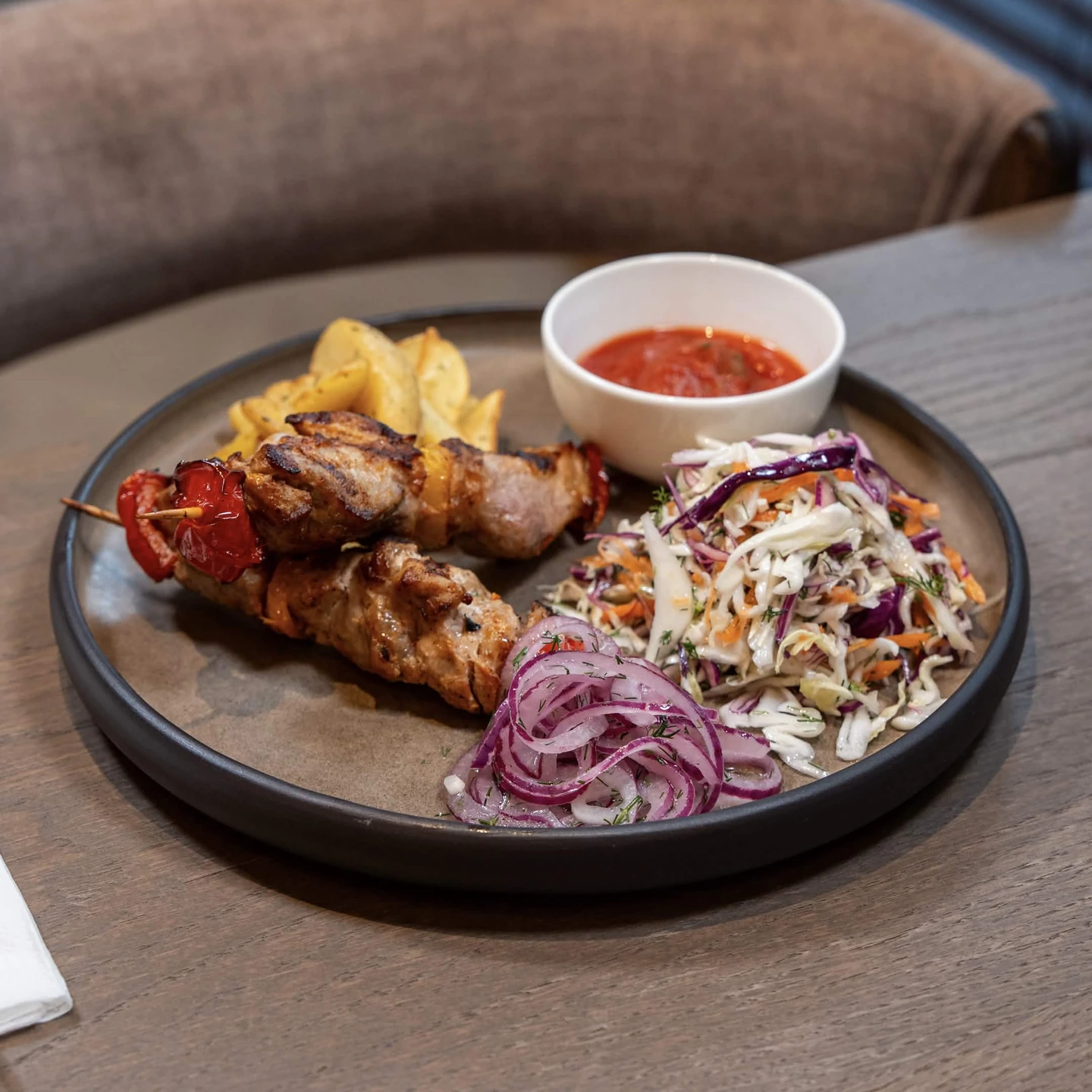 Frigărui de porc cu salată coleslaw