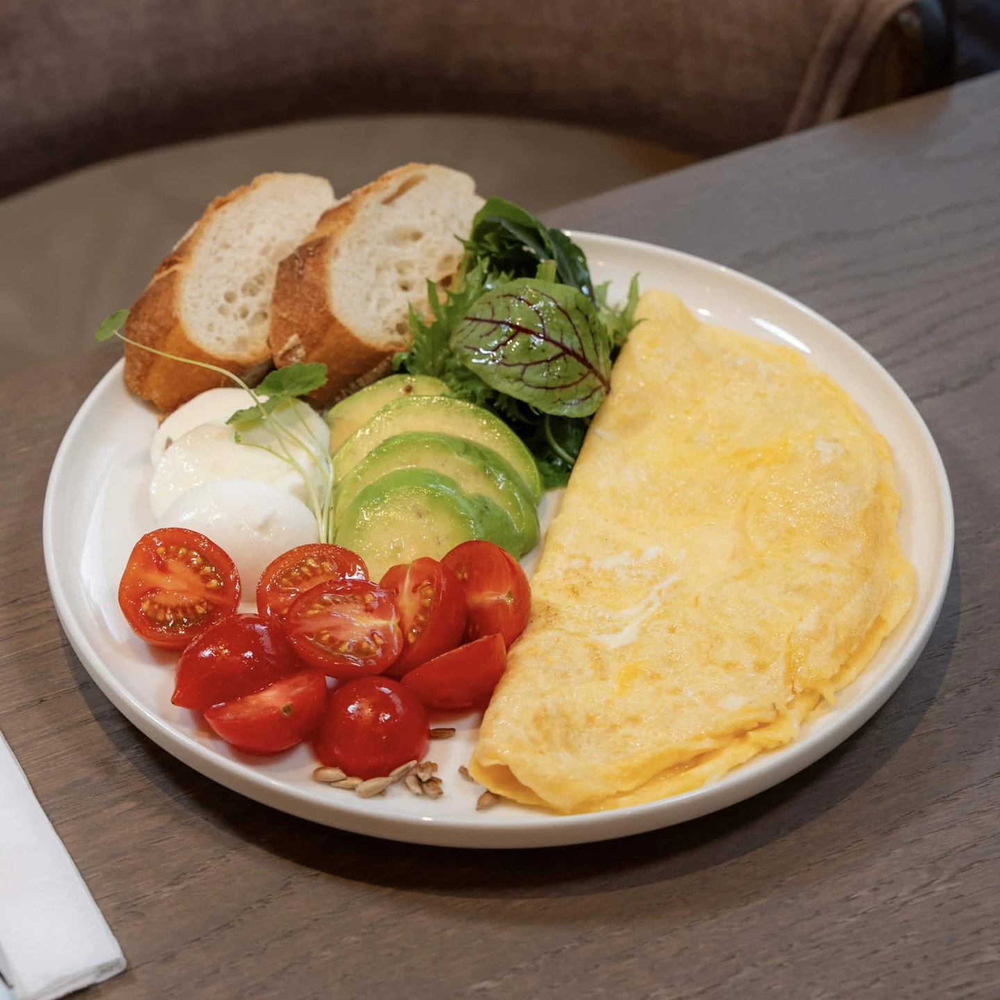 Omletă cu avocado și mozzarella