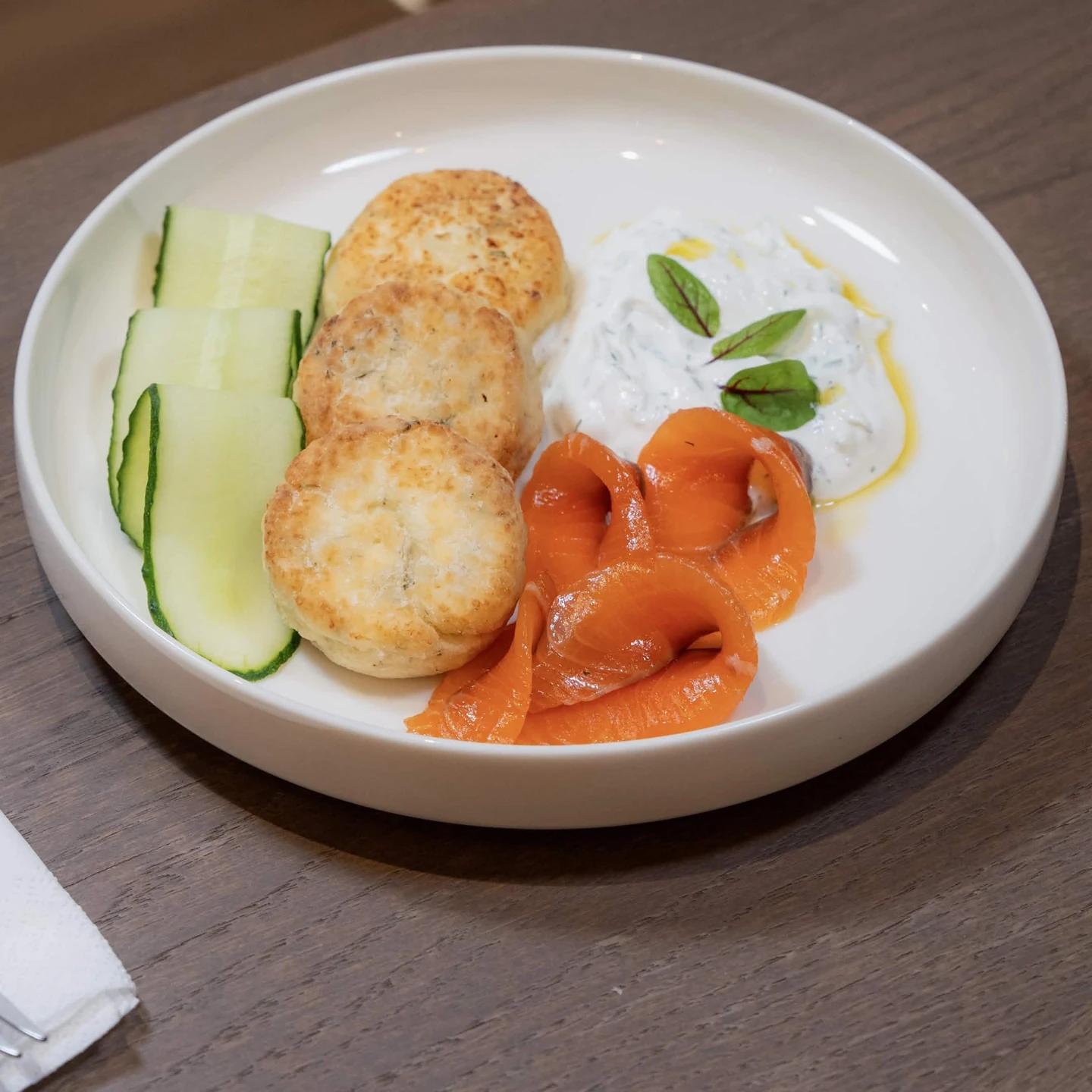 Păpănași sărați cu somon și sos tzatziki