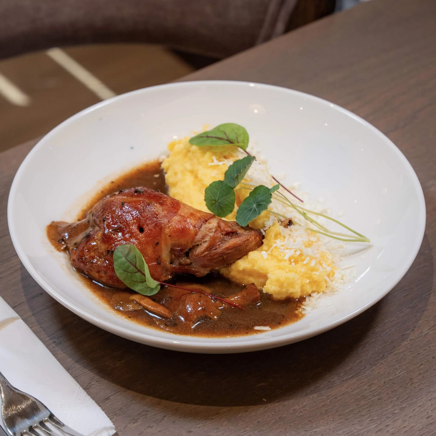 Picior de iepure cu polenta cremoasă și sos de ciuperci